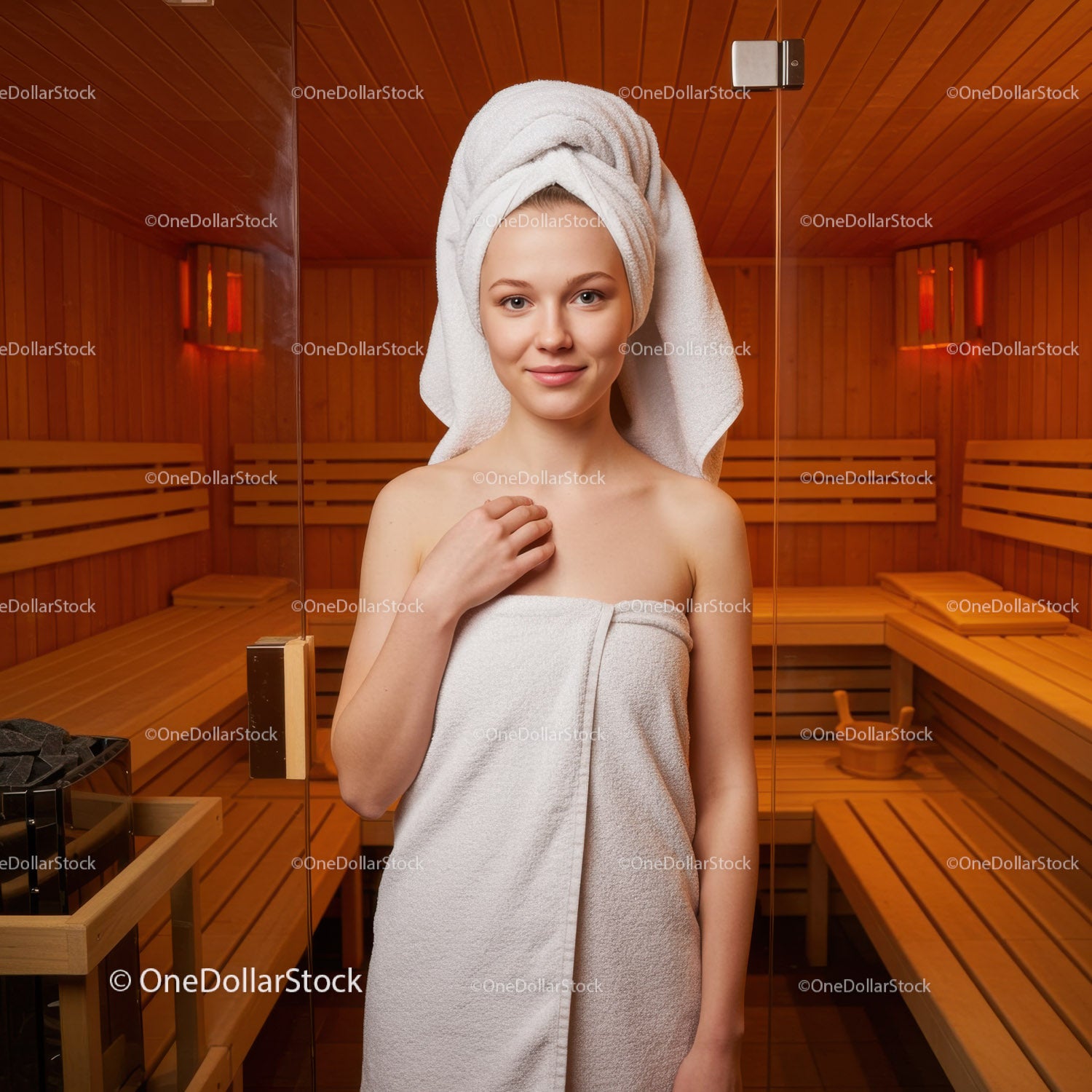 Młoda kobieta relaksuje się w saunie, owinięta ręcznikiem w drewnianym otoczeniu spa