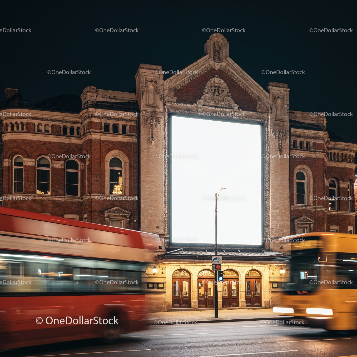 Historyczna fasada teatru z oświetlonym billboardem nocą
