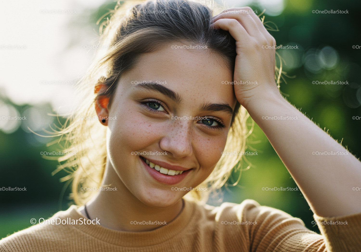 Portret uśmiechniętej młodej kobiety na tle zielonych liści
