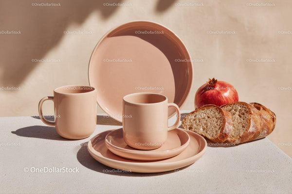 Eleganckie ceramiczne filiżanki do kawy i świeży chleb śniadaniowy z granatem