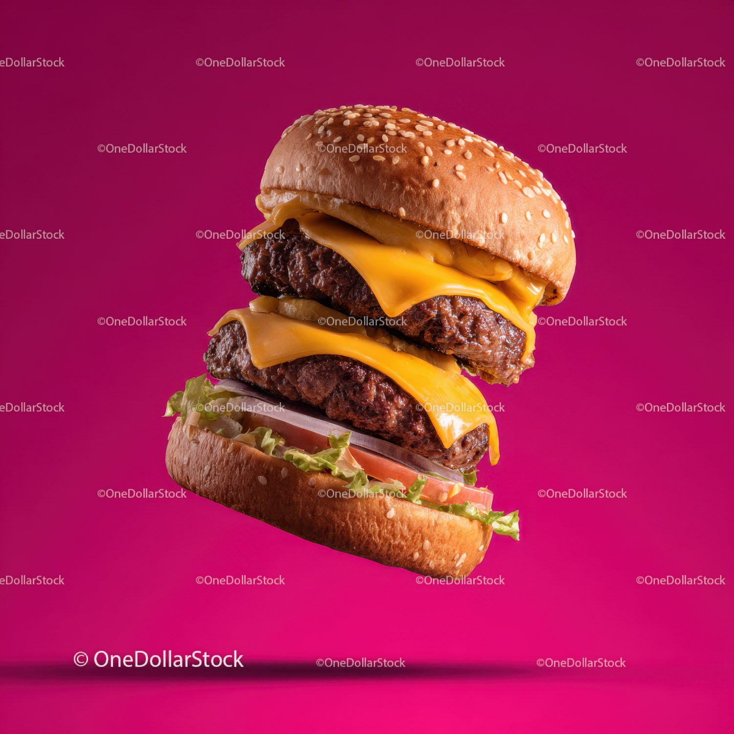 Soczysty podwójny cheeseburger ze świeżymi warzywami w bułce sezamowej