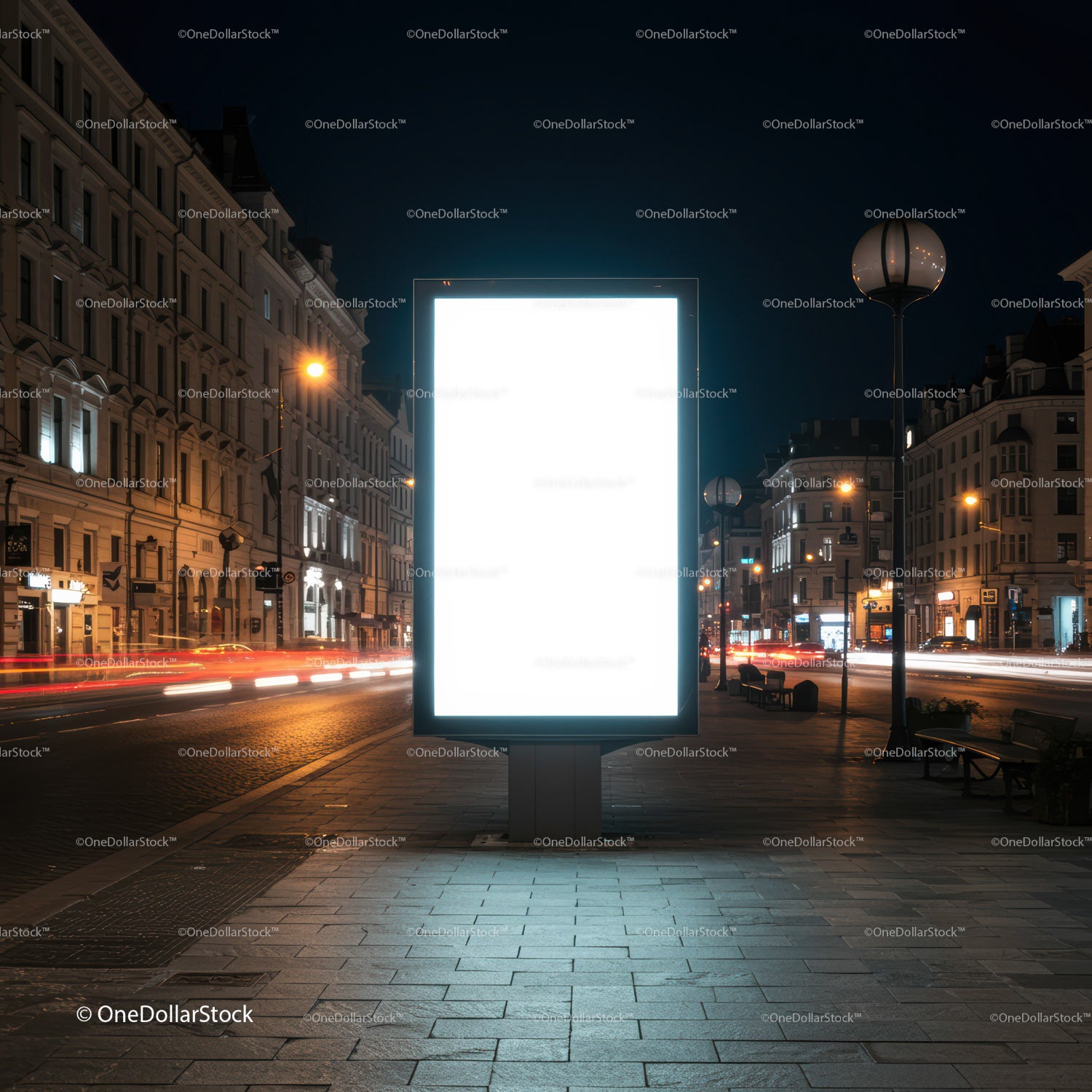 Podświetlony pusty billboard na ulicy miejskiej w nocy