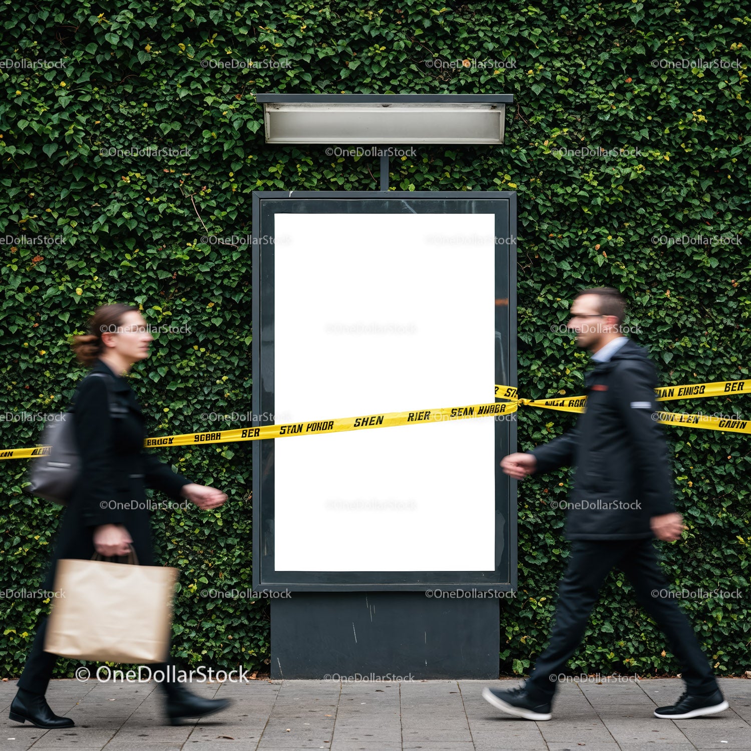 Ludzie przechodzący obok pustego billboardu z taśmą ostrzegawczą