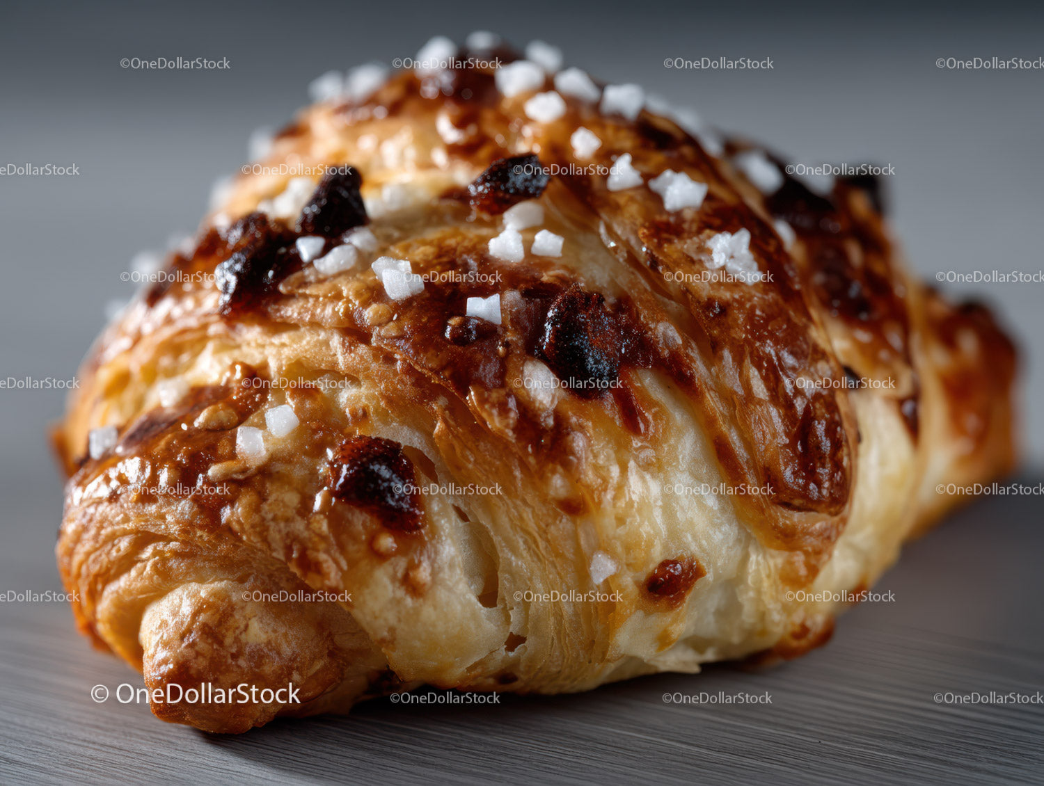 Świeżo upieczony croissant z cukrem i suszonymi owocami