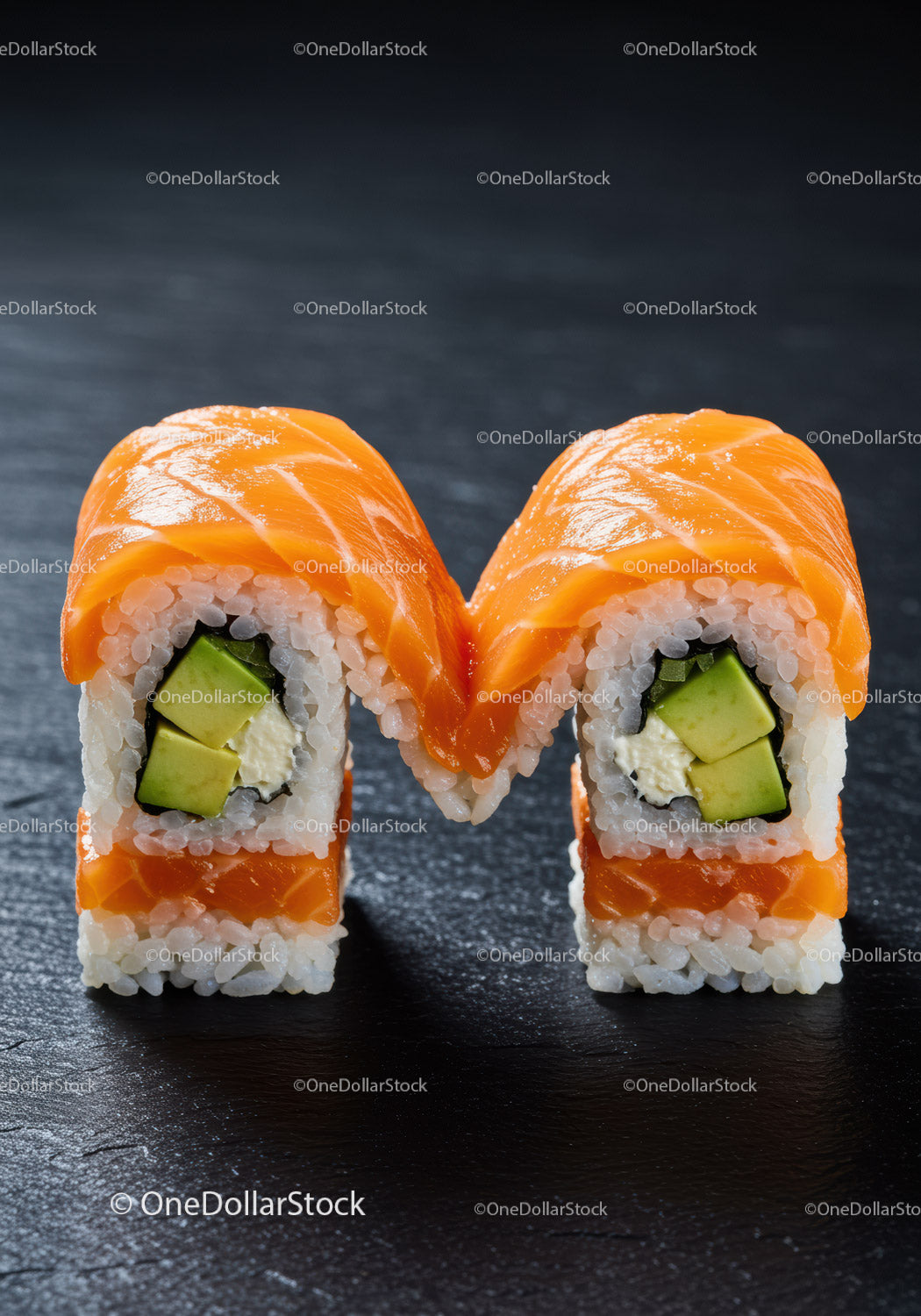 Świeże rolki sushi z łososiem, awokado i serkiem śmietankowym