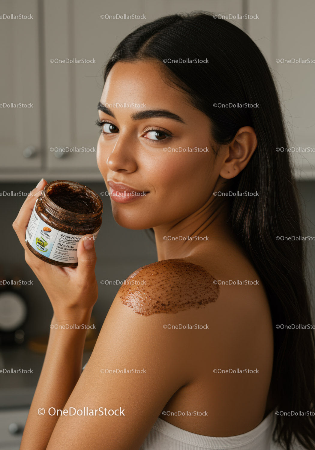 Młoda kobieta stosująca peeling do ciała w celu pielęgnacji skóry i relaksu