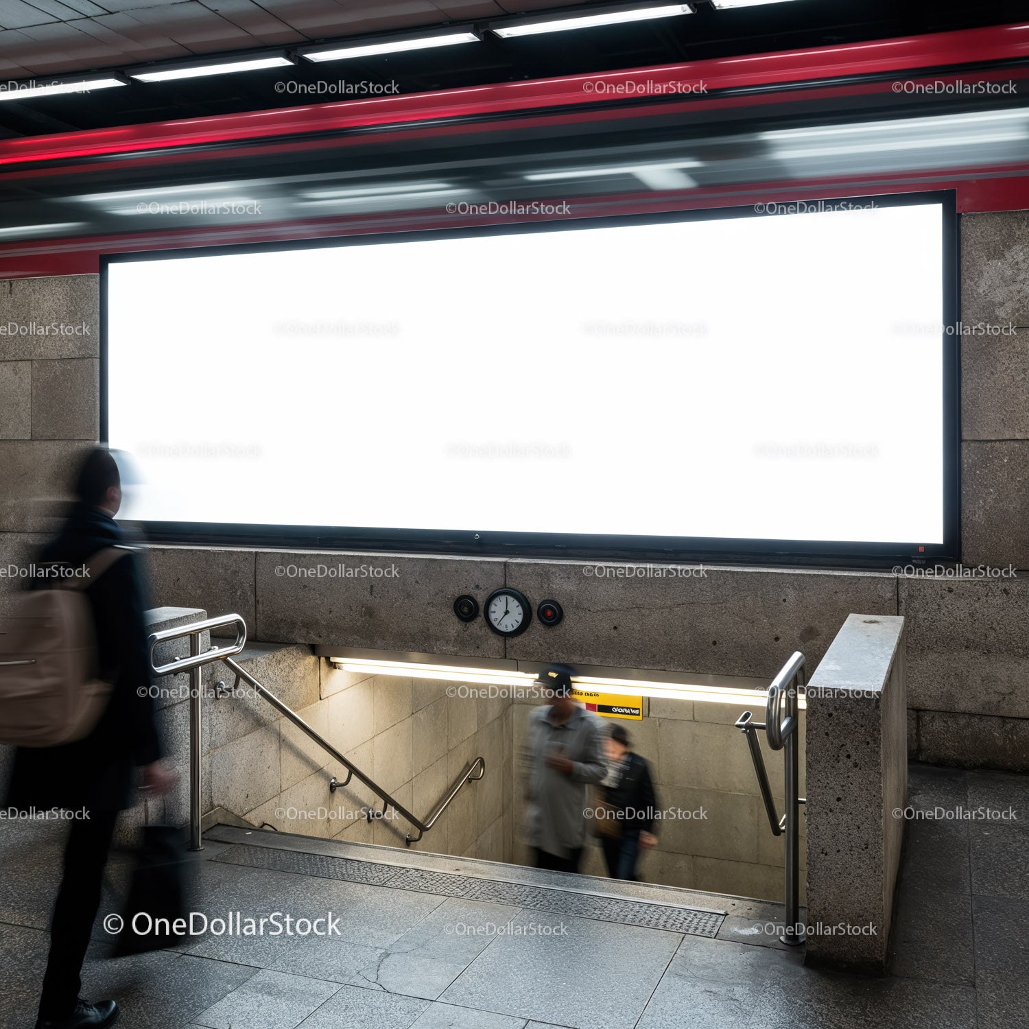 Pasażerowie spacerujący po stacji metra z pustym billboardem