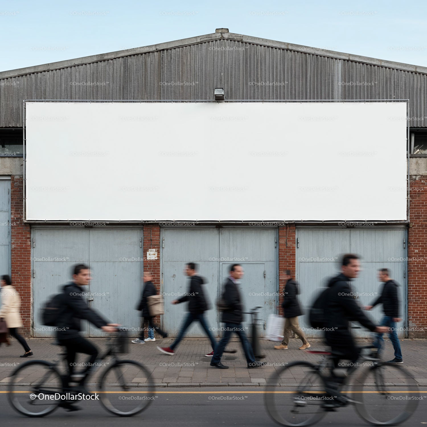 Rozmazani dojeżdżający do pracy pieszo i na rowerach obok pustego billboardu