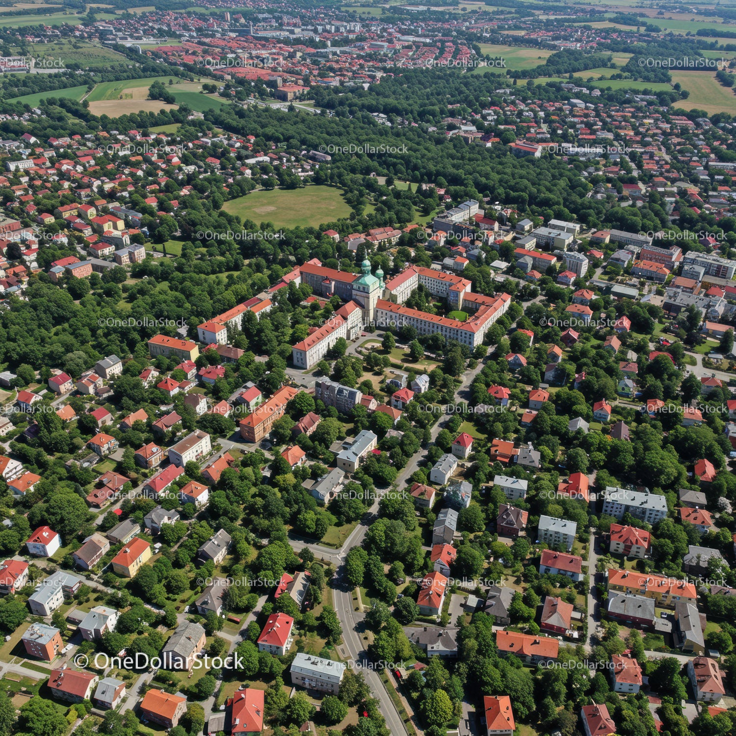 Widok z lotu ptaka na zielone osiedle mieszkaniowe z kolorowymi dachami