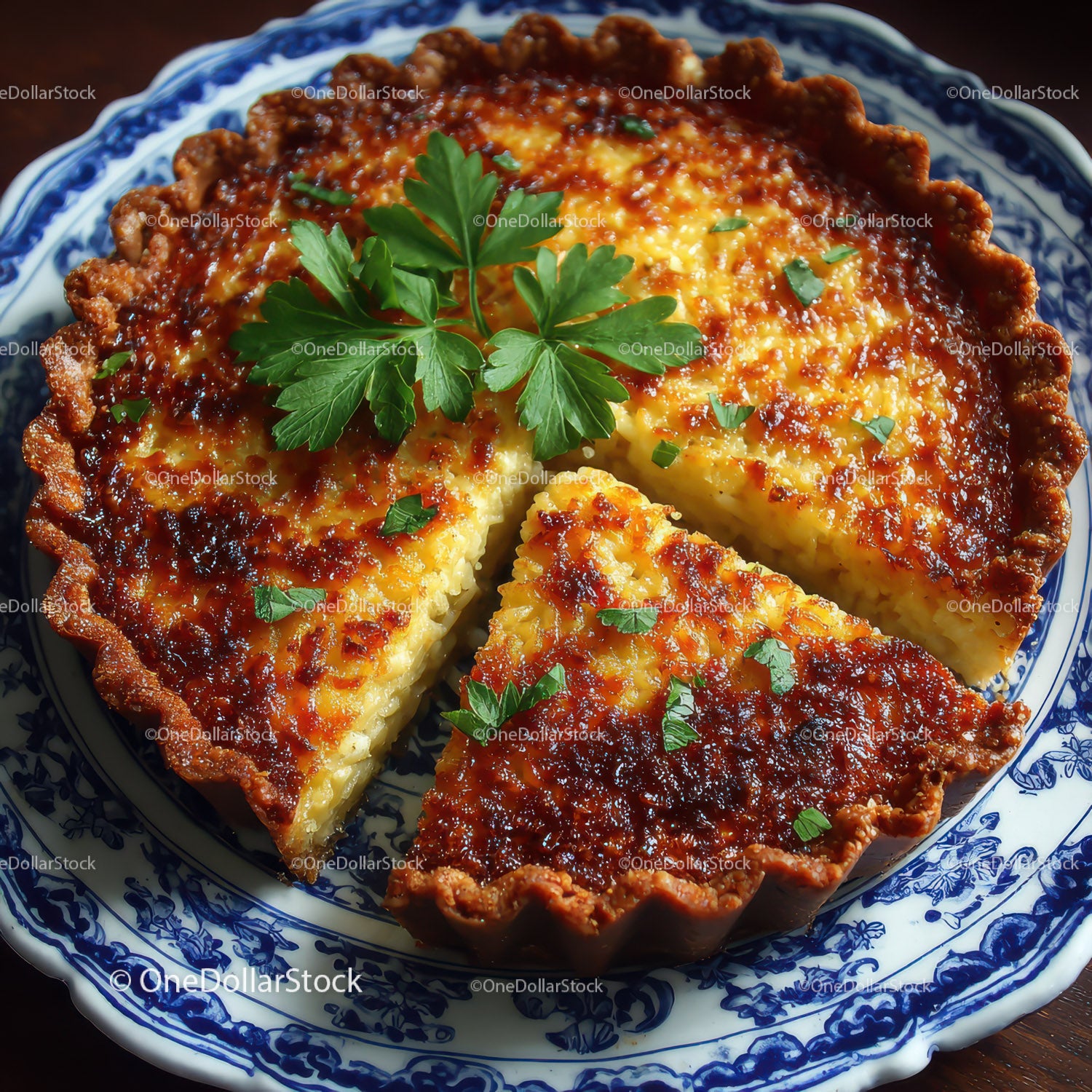 Sernik z polewą z sera Golden Cheese i świeżą pietruszką