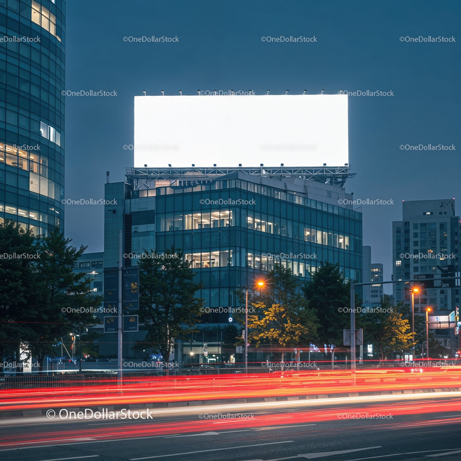 Ulica miejska z oświetlonym billboardem i ścieżkami komunikacyjnymi
