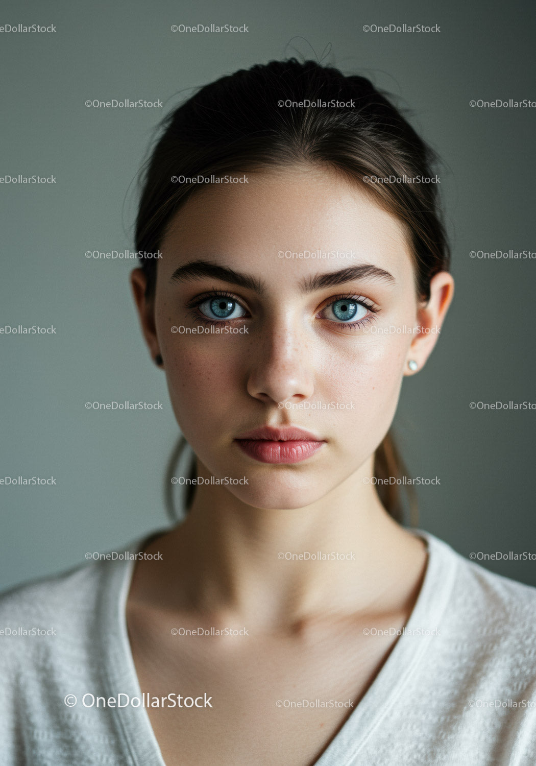 Portret młodej kobiety z niebieskimi oczami i naturalnym wyglądem