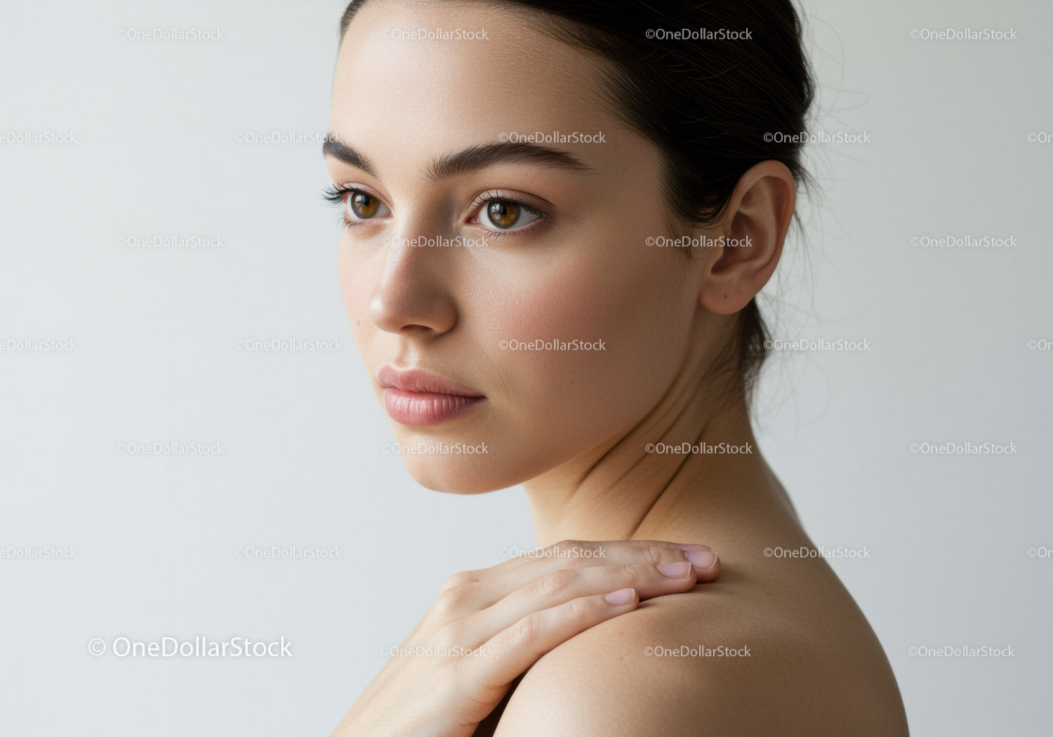Portret eleganckiej kobiety z czystą cerą i naturalnym makijażem