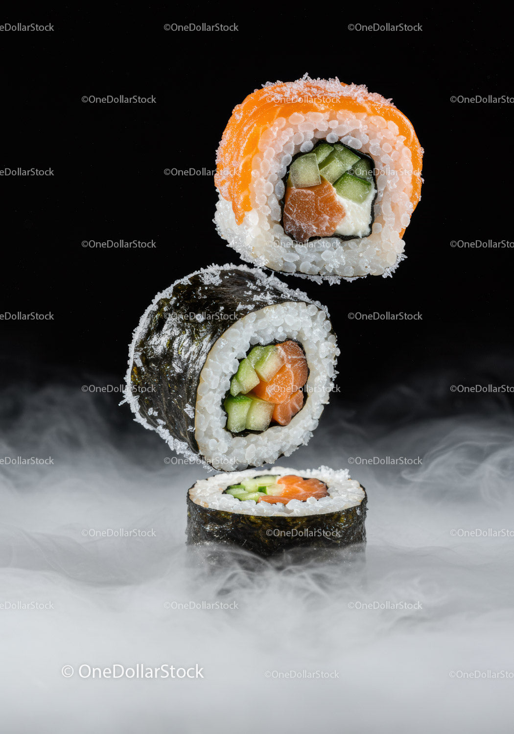 Świeże rolki sushi unoszące się nad mglistą powierzchnią