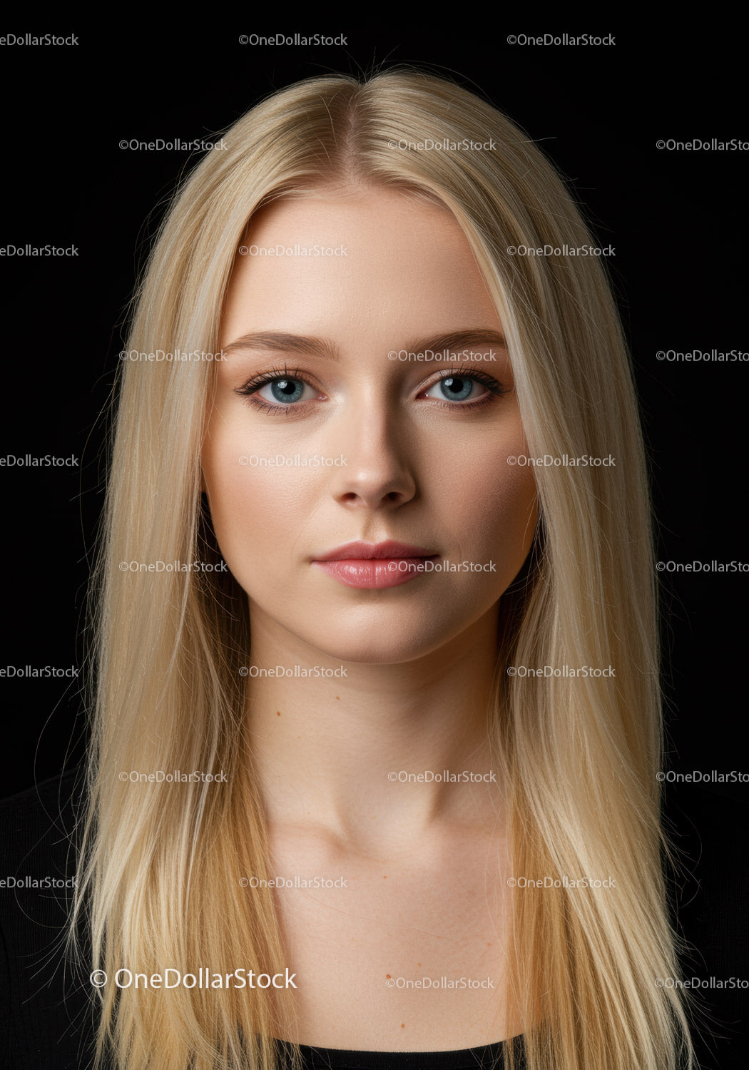 Portret spokojnej młodej kobiety o blond włosach