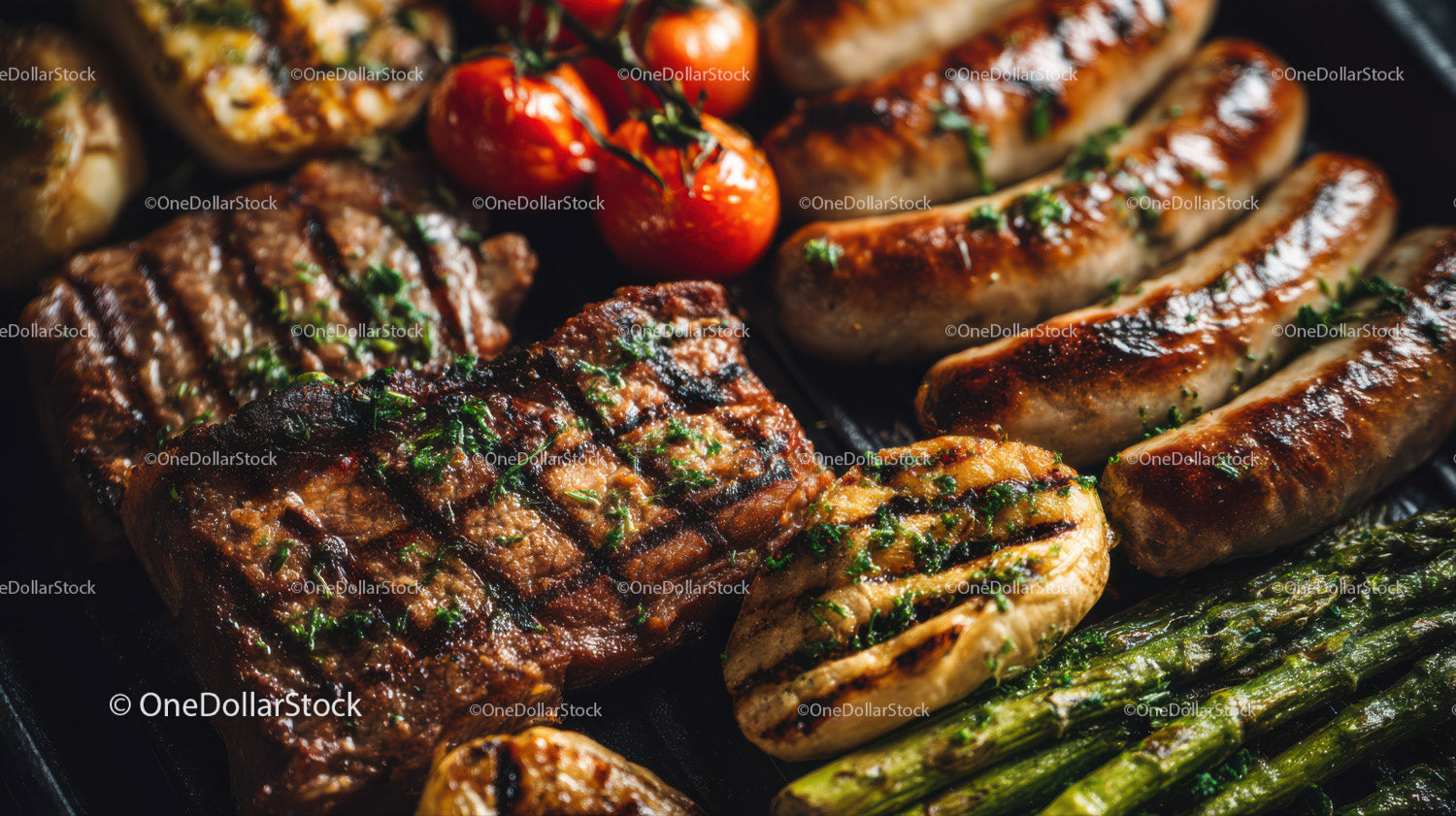 Grillowane kiełbaski, steki i warzywa na grillu na świeżym powietrzu
