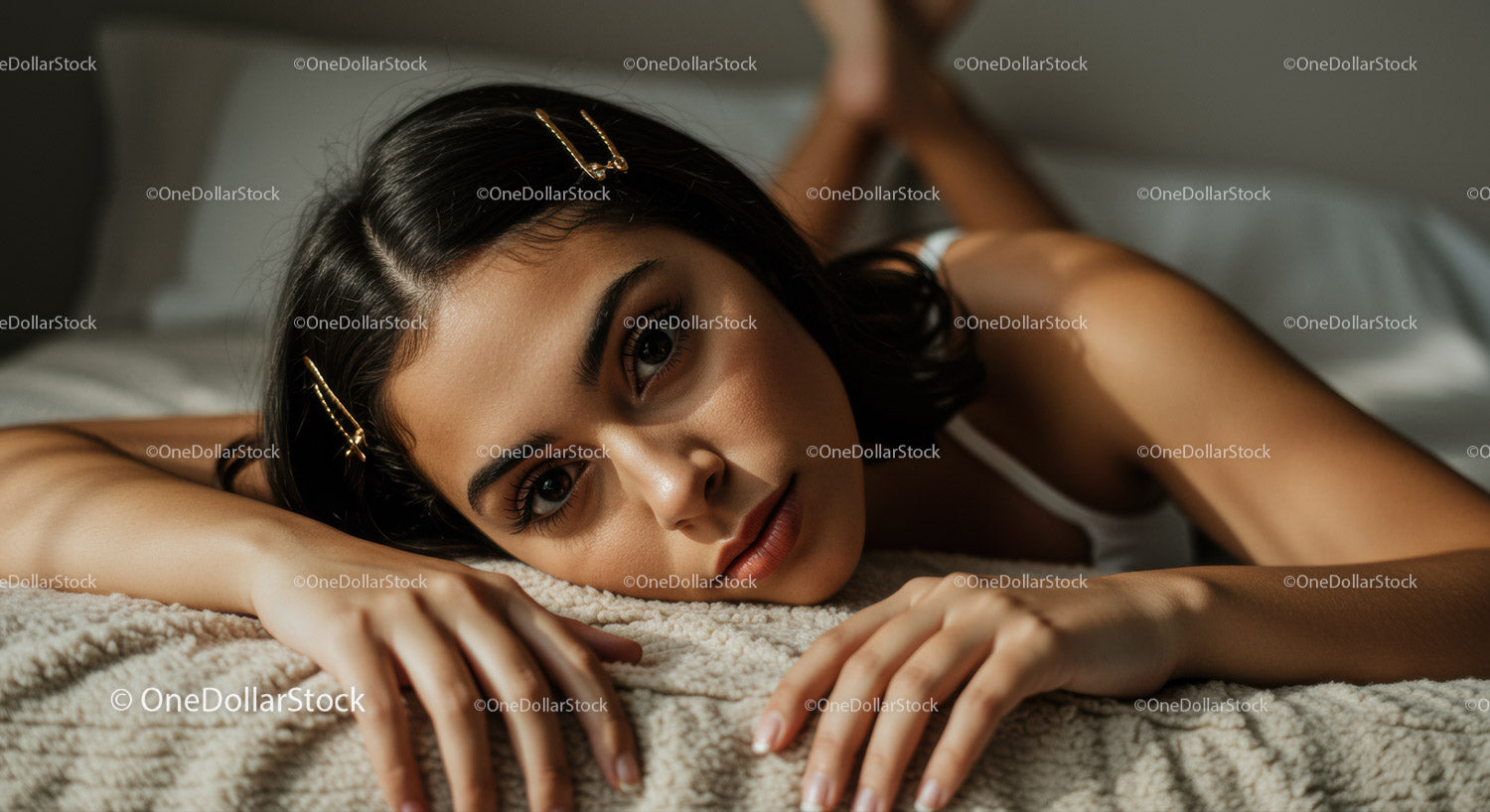 Młoda kobieta relaksująca się na łóżku ze złotymi spinkami do włosów i naturalnym pięknem