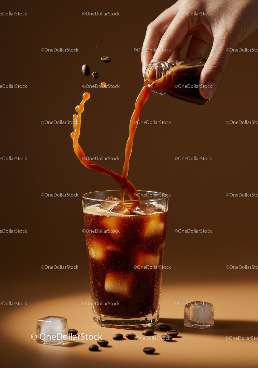 Nalewanie kawy Cold Brew na kostki lodu w szklance