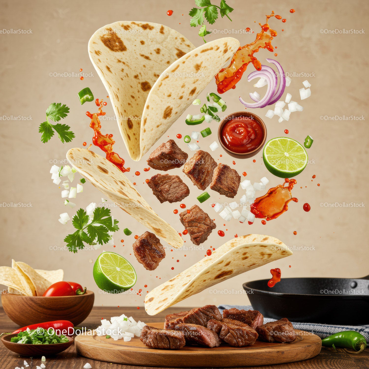 Świeże tacos ze stekiem i żywymi składnikami w ruchu
