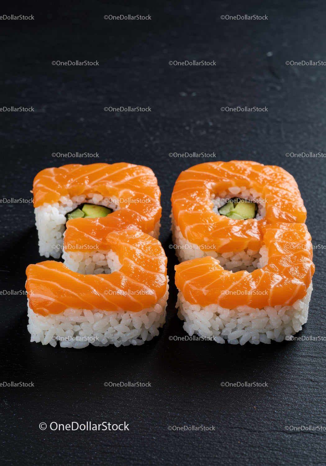 Świeże rolki sushi z łososiem i awokado na czarnym talerzu