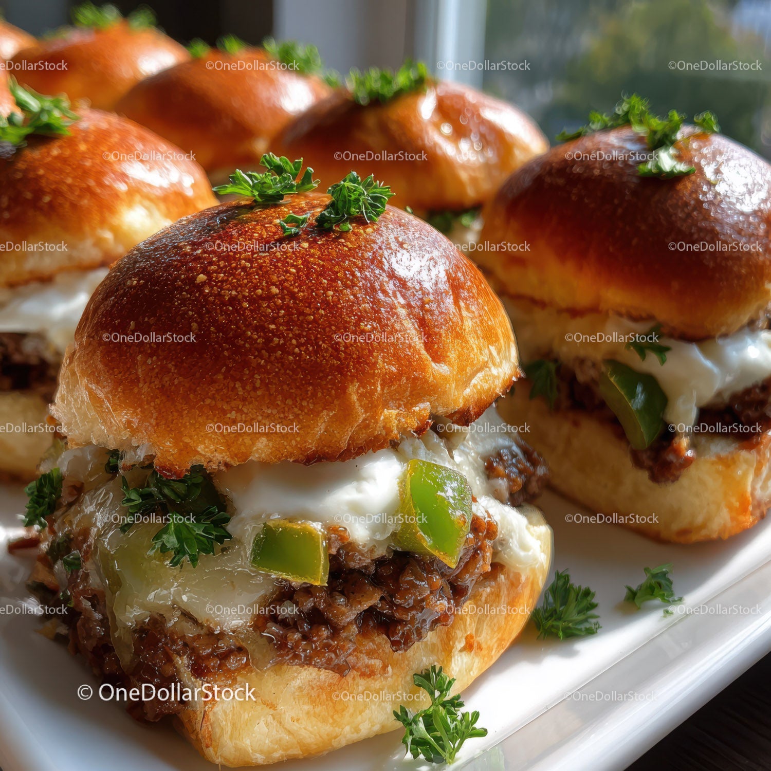 Mini cheeseburgery ze świeżą pietruszką i roztopionym serem