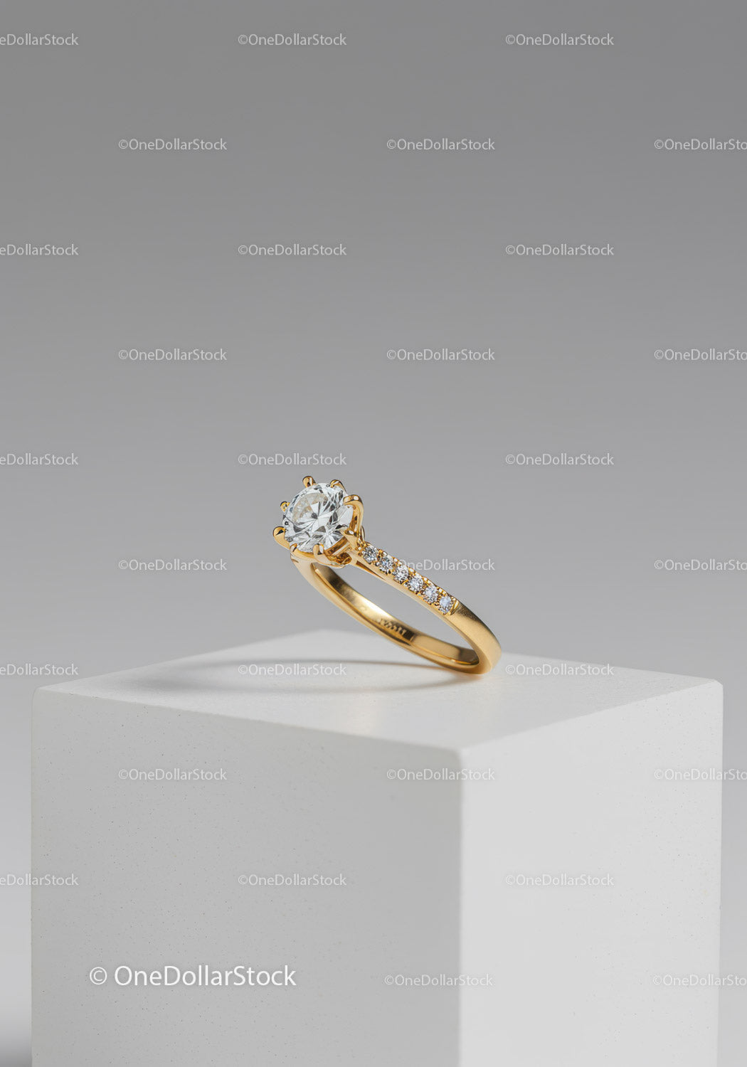 Elegancki pierścionek zaręczynowy z diamentem w złocie z błyszczącym kamieniem szlachetnym