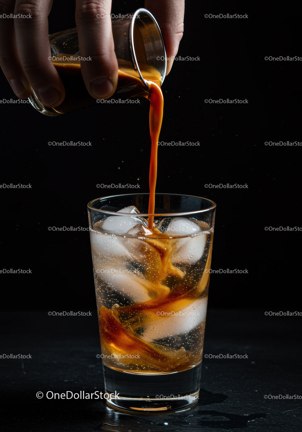 Ciemne espresso nalane na lód w przezroczystej szklance