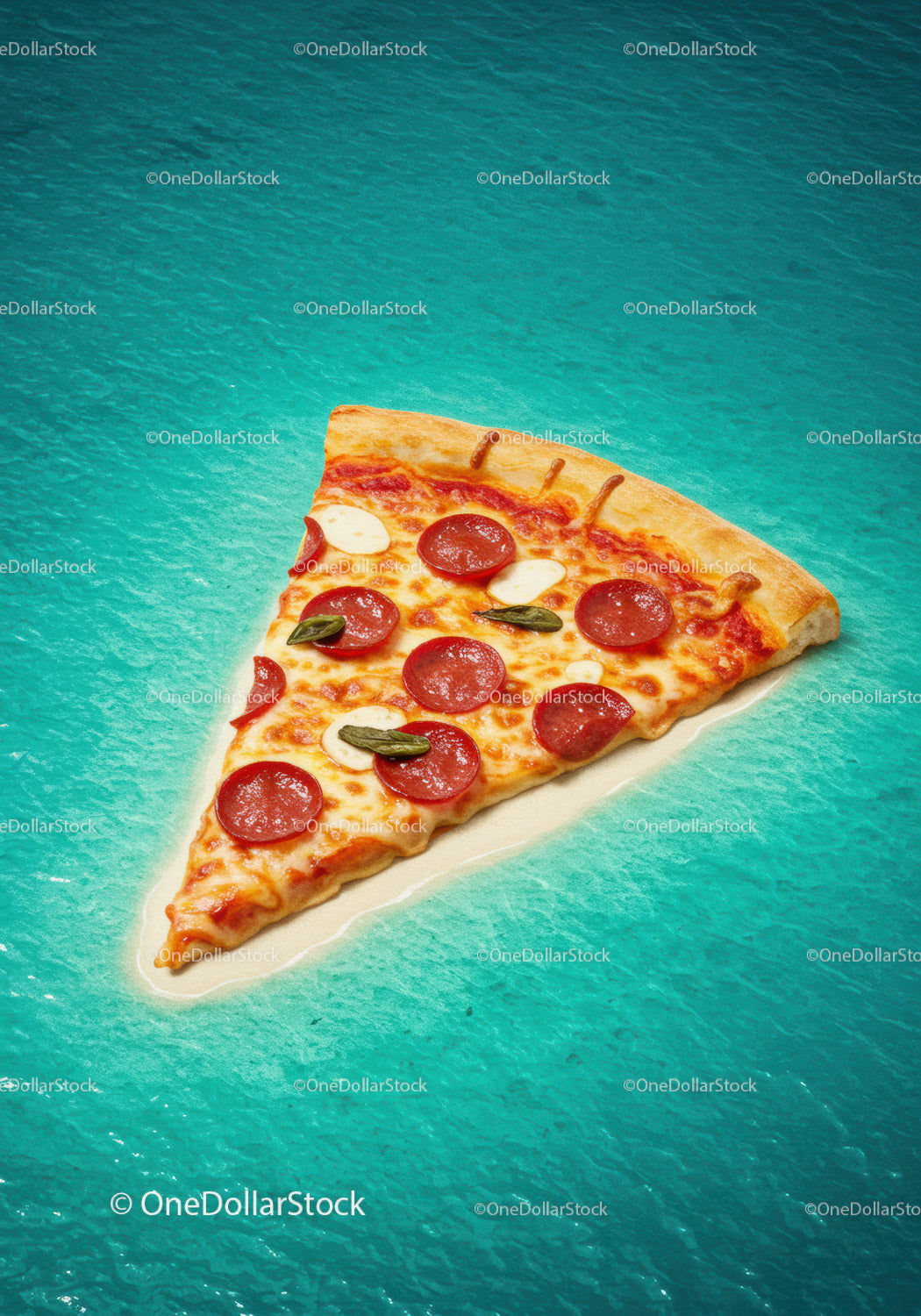Kawałek pizzy pepperoni unoszący się na spokojnej, błękitnej wodzie