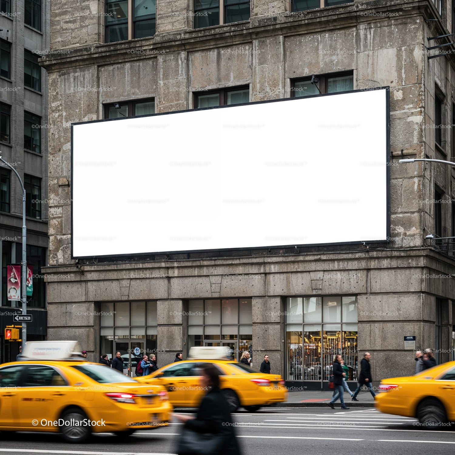 Ruchliwa ulica miejska z żółtymi taksówkami i pustym billboardem