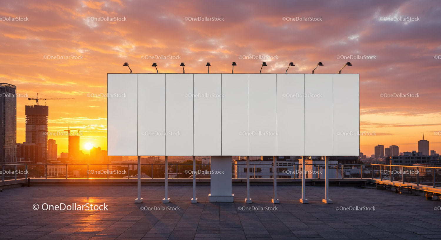 Pusta tablica reklamowa na dachu z panoramą miasta o zachodzie słońca