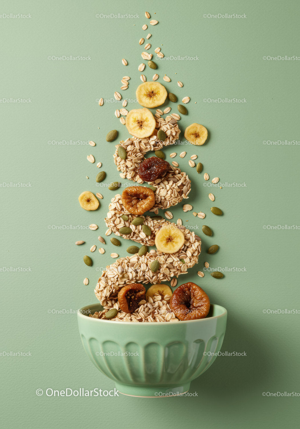 Zdrowa granola z suszonymi owocami i nasionami w misce