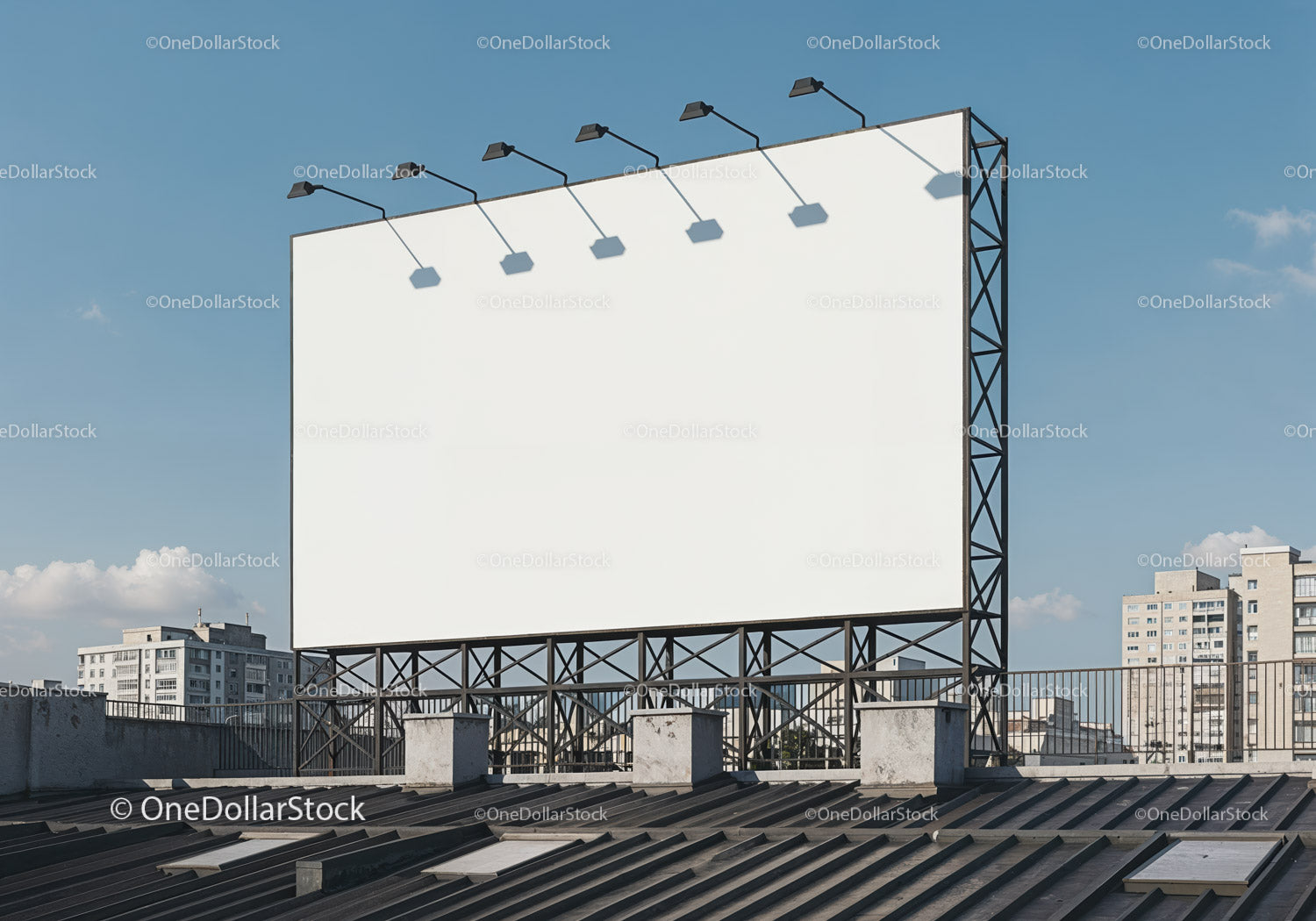 Pusty billboard na zewnątrz budynku na dachu budynku pod błękitnym niebem