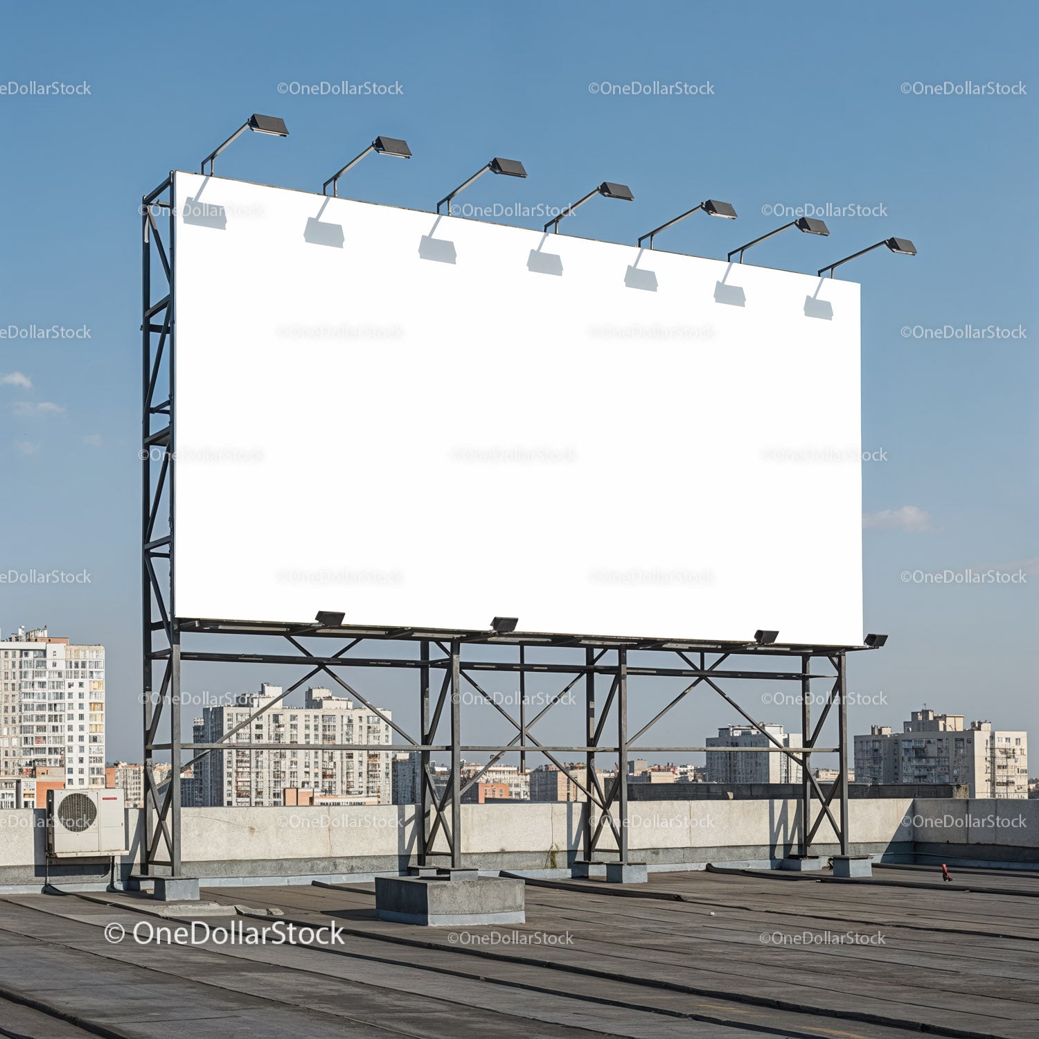 Pusty billboard na dachu budynku z panoramą miasta
