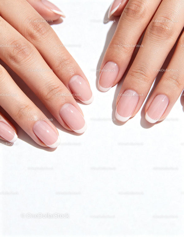 Perfekcyjnie zadbane dłonie z klasycznym francuskim manicure