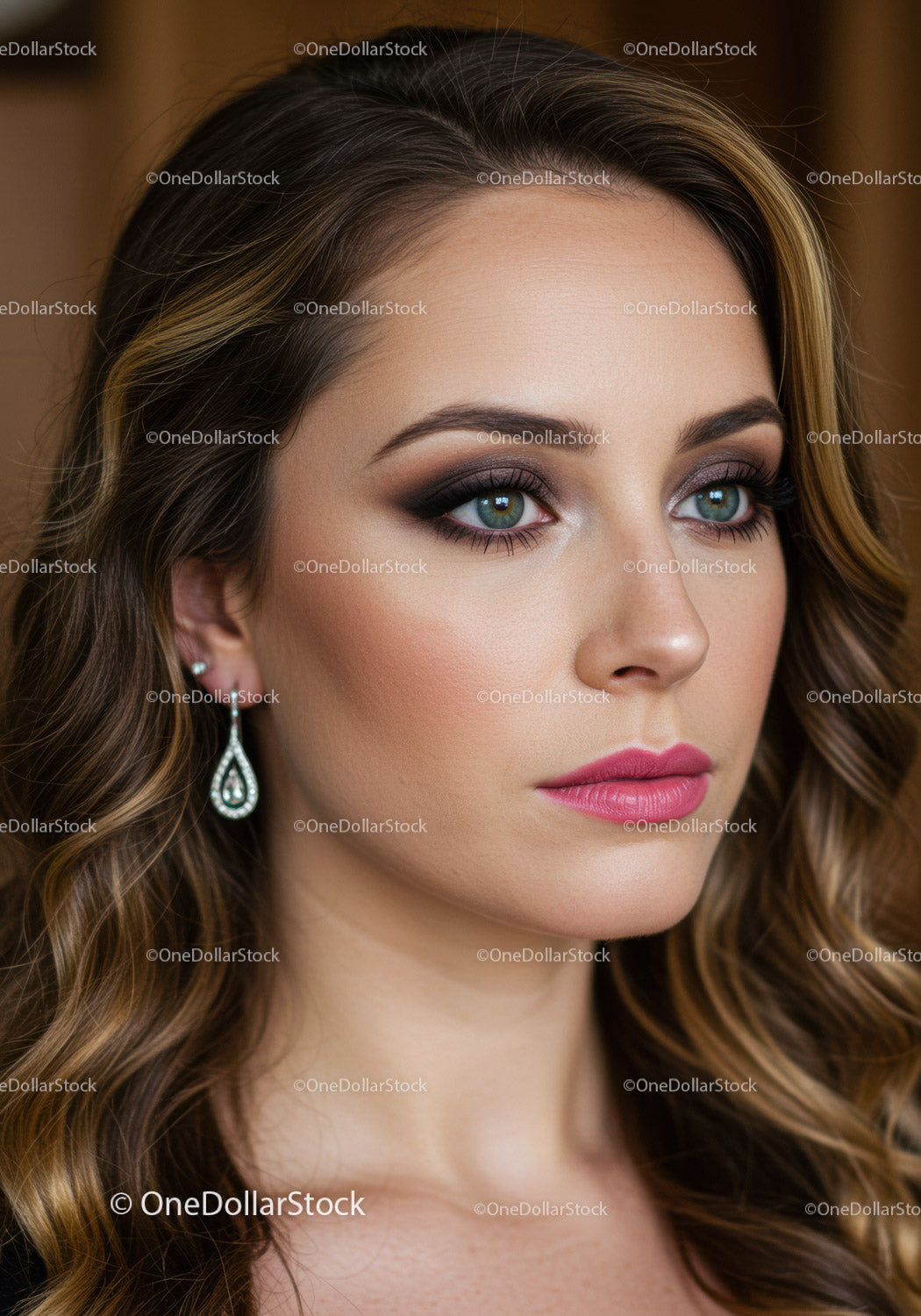 Portret z bliska olśniewającej kobiety z eleganckim makijażem i biżuterią
