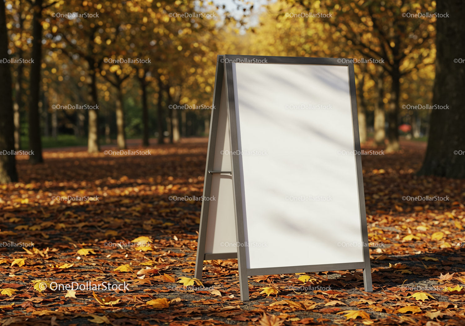 Pusta zewnętrzna tablica reklamowa w jesiennym parku