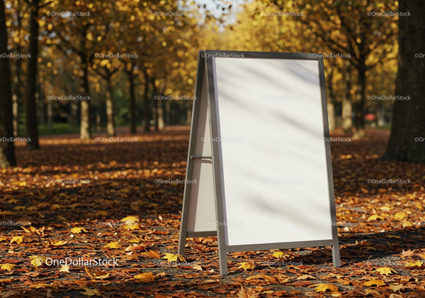 Pusta tablica reklamowa na zewnątrz w jesiennym parku