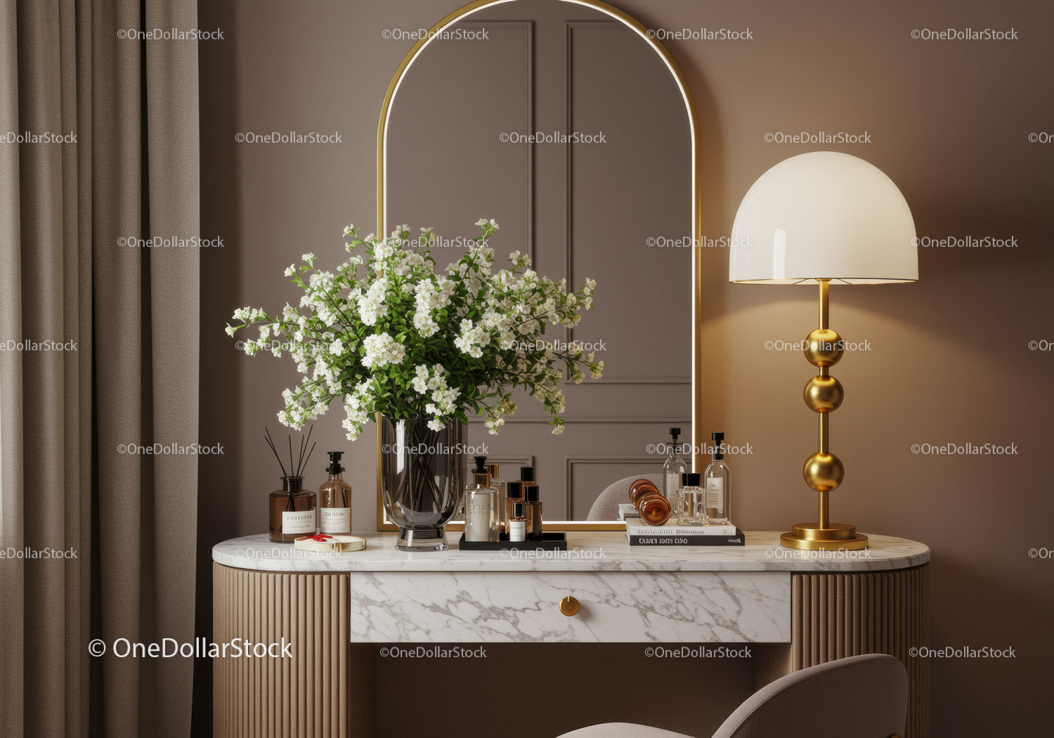 Elegancka toaletka z kompozycją kwiatową i lampą