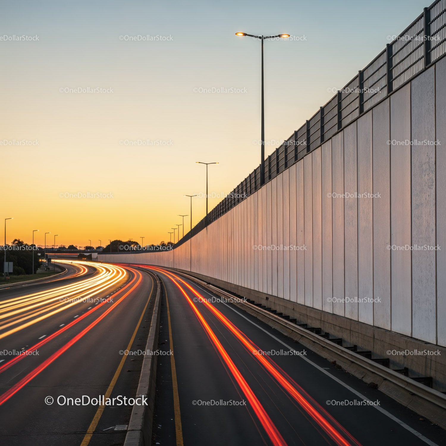 Autostrada miejska ze smugami światła podczas zachodu słońca na zdjęciu z długim czasem naświetlania