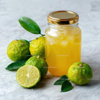 Refreshing Summer Lemonade with Fresh Lemons and Ice