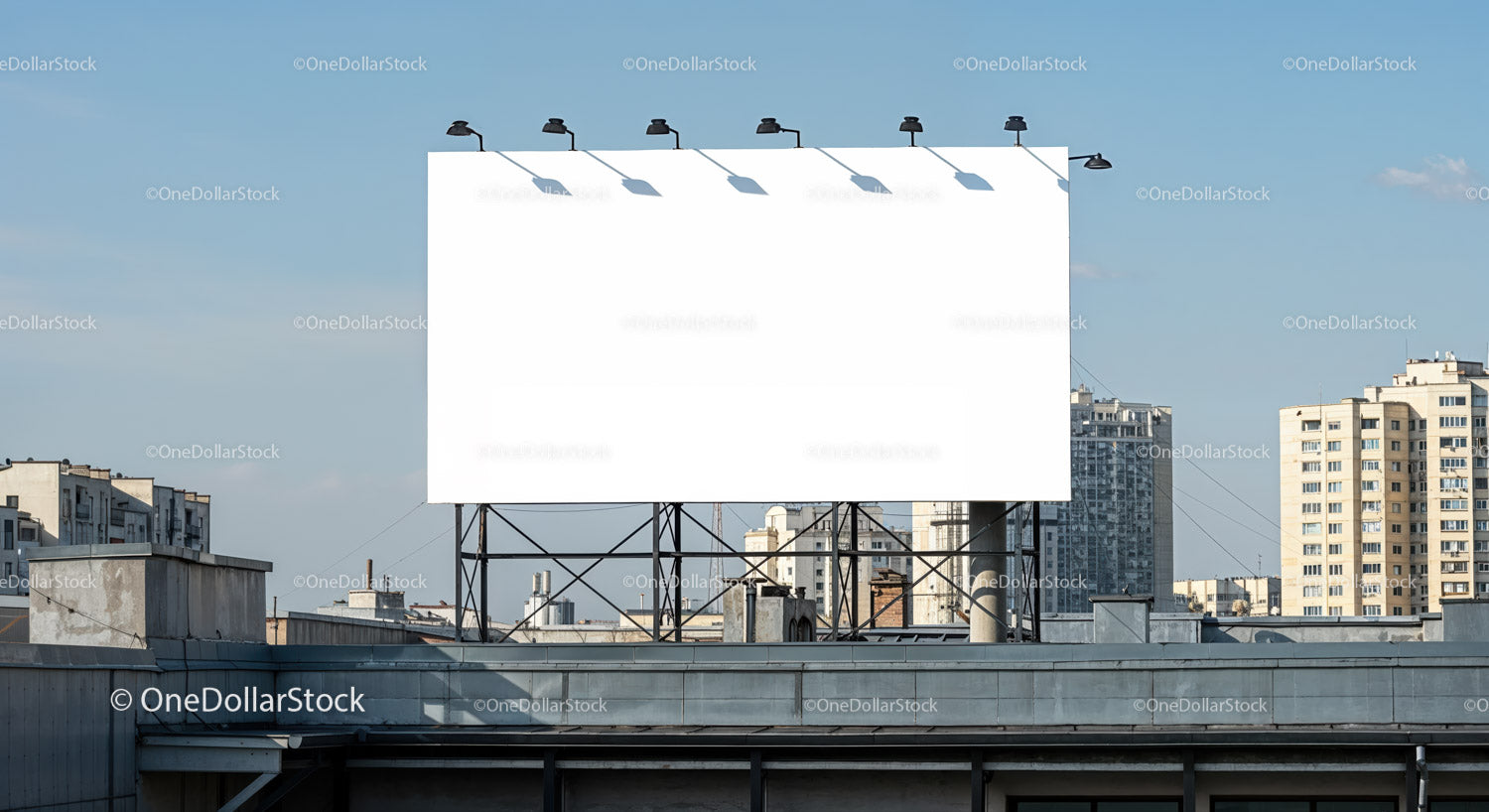 Pusty miejski billboard na tle czystego, błękitnego nieba