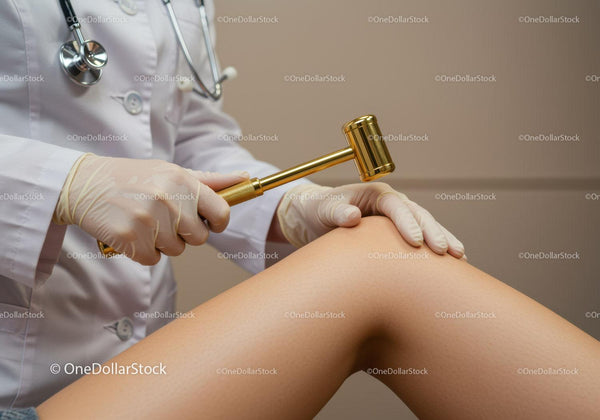 Lekarz Używający Młotka Diagnostycznego do Badania Kolana Pacjenta w Klinice