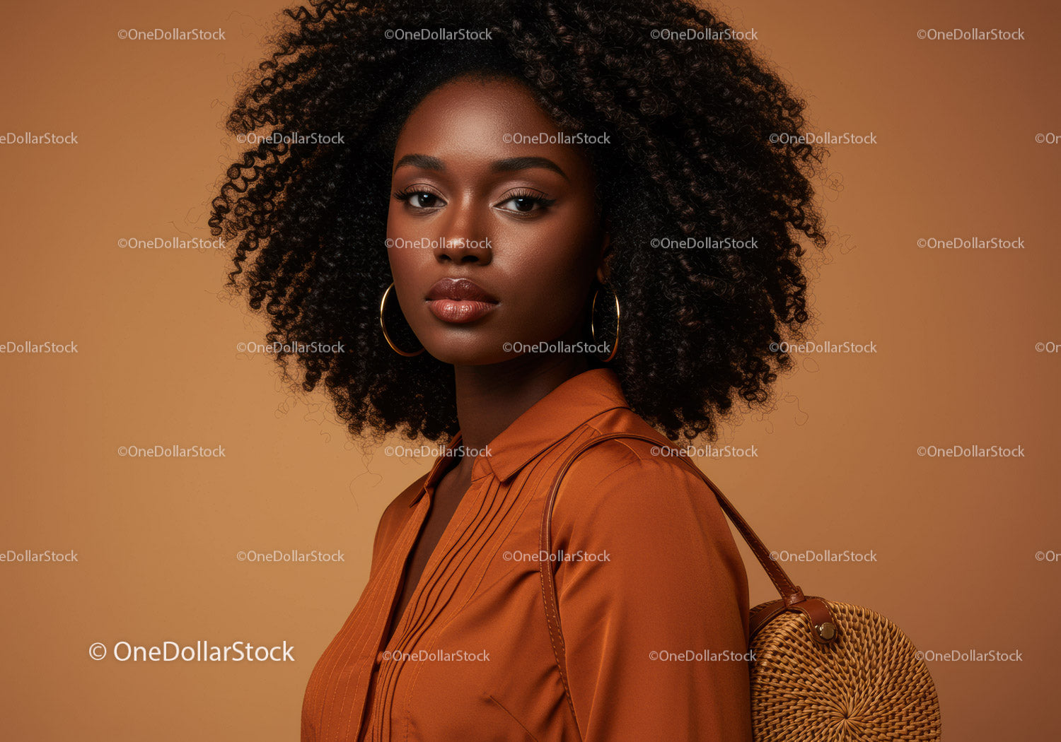 Elegancka Afroamerykanka w pomarańczowej sukience z kręconymi włosami