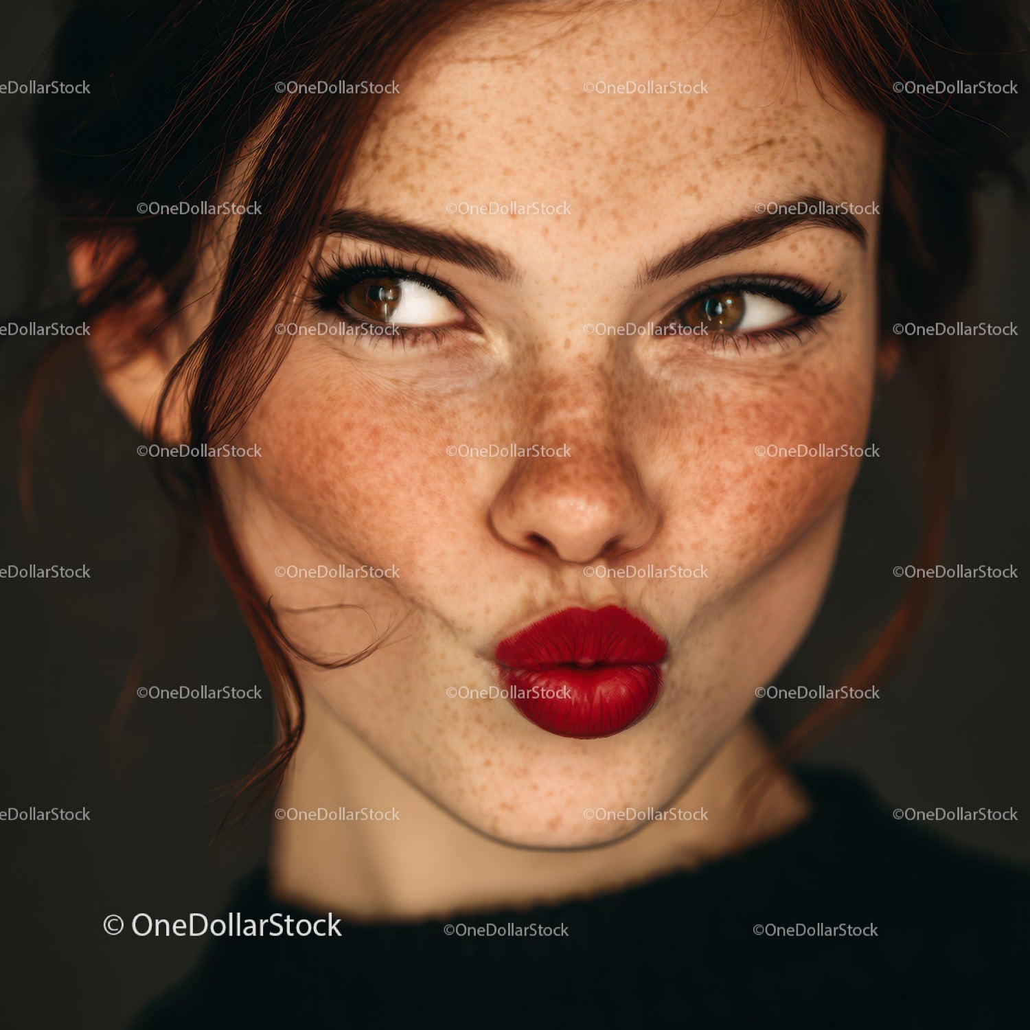 Portret rudowłosej kobiety z piegami i wyrazistymi czerwonymi ustami
