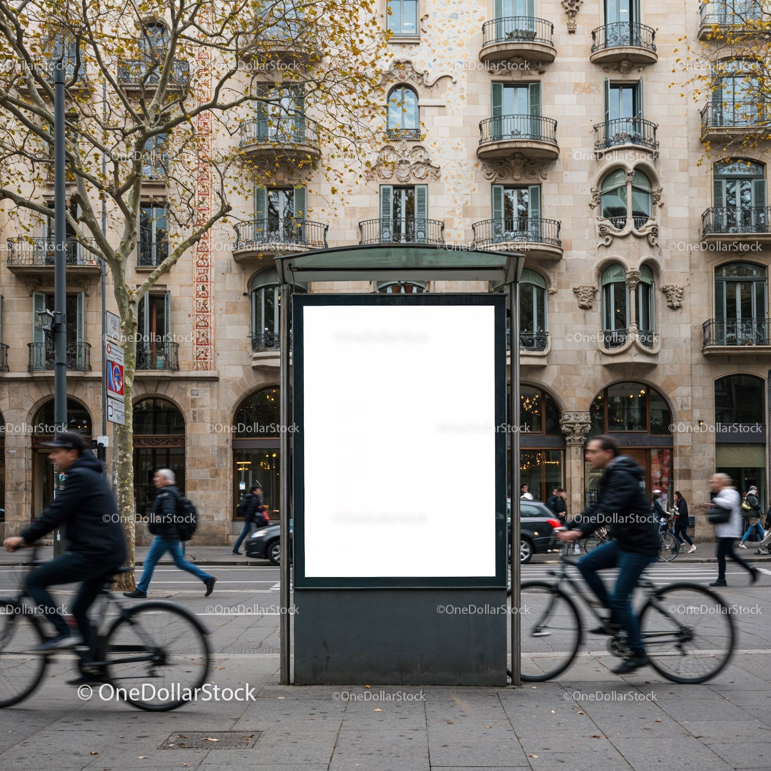 Scena uliczna w mieście z pustym billboardem i rowerzystami