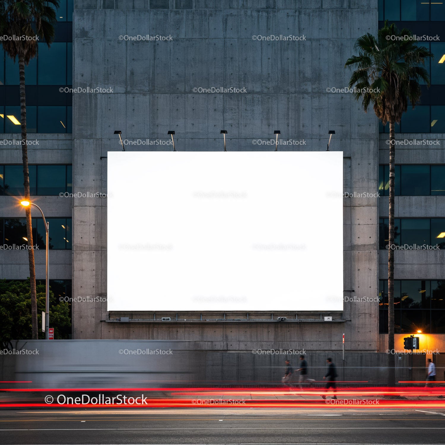 Miejski billboard oświetlony o zmierzchu, z widocznym rozmyciem w ruchu