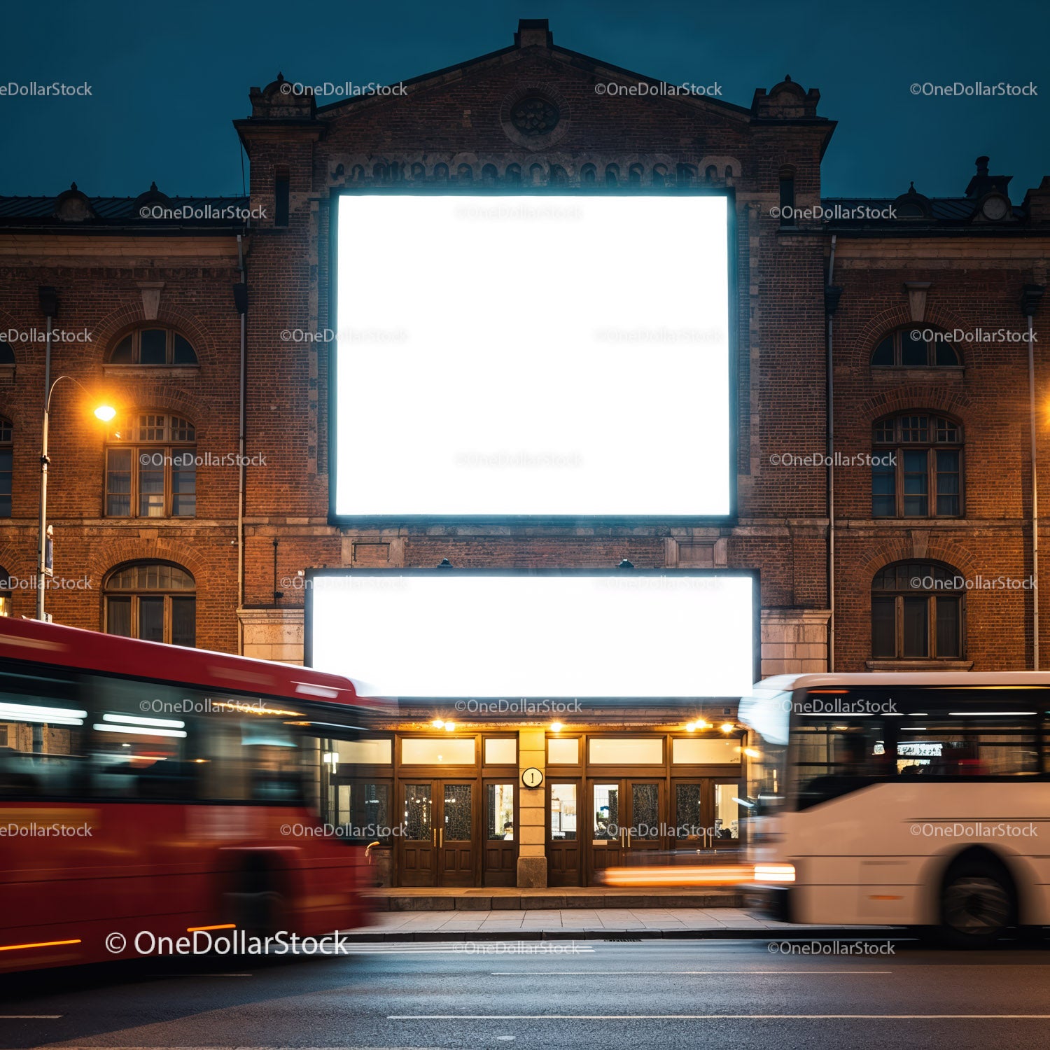 Zabytkowy ceglany budynek z podświetlanymi pustymi billboardami w nocy