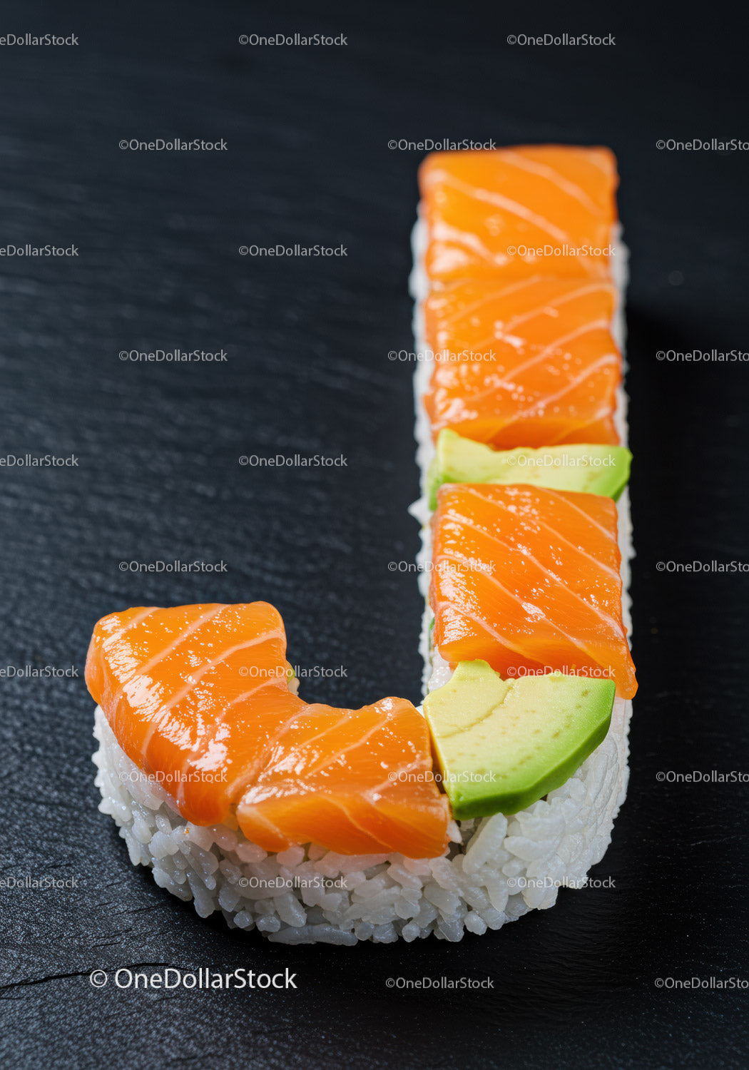 Świeży łosoś i awokado w rolce sushi na ciemnej powierzchni