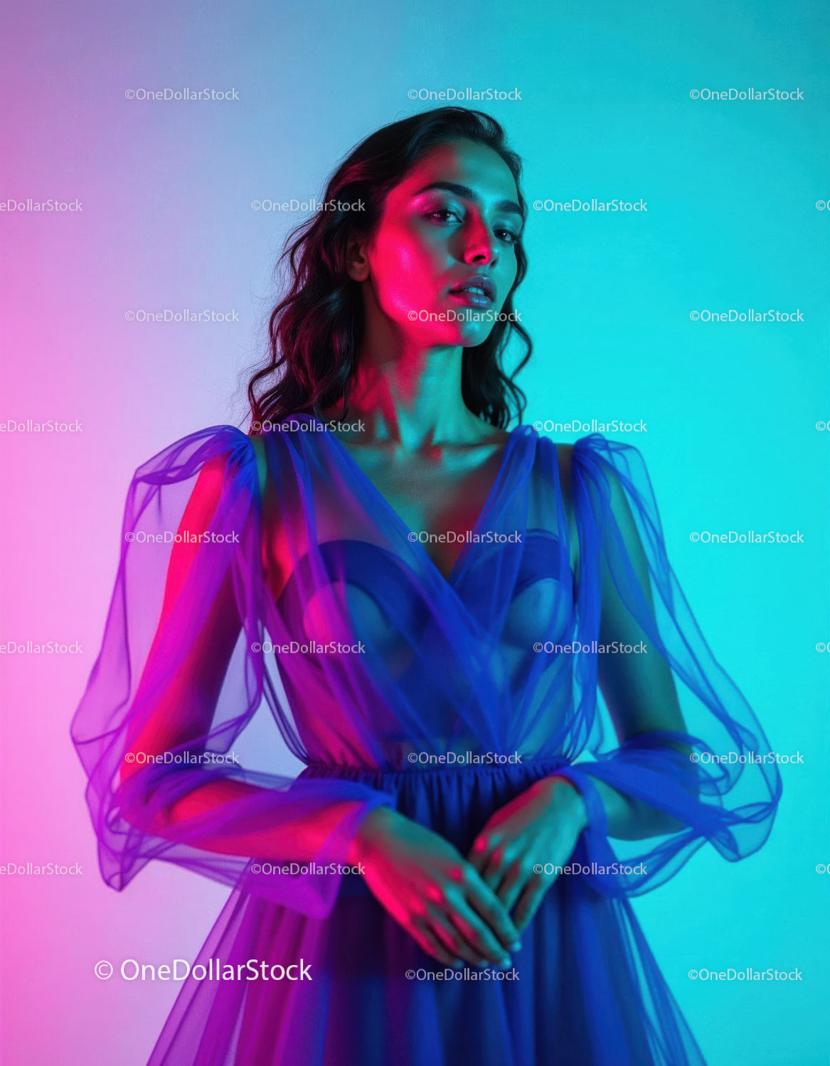 Żywy portret mody z neonowym oświetleniem i niebieską sukienką
