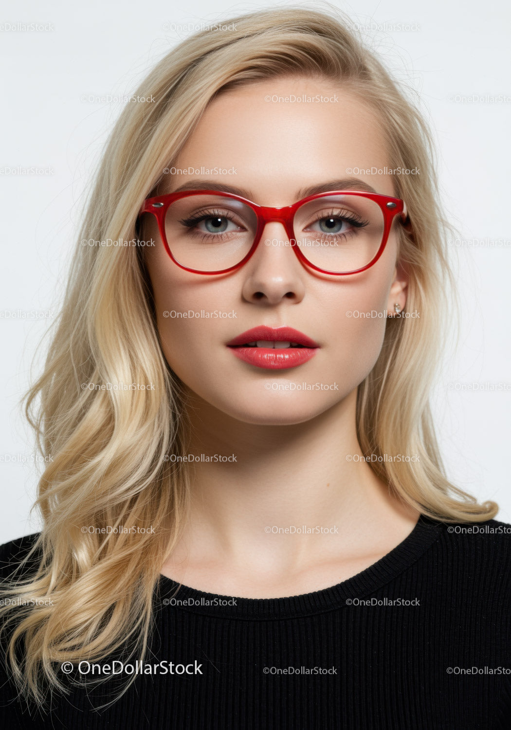 Stylowa blondynka w czerwonych okularach na tle studia